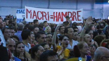 Pancartas y abucheo para el presidente Mauricio Macri que faltó al acto.