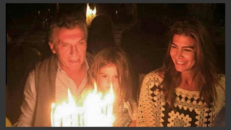 Macri con Antonia y Juliana, sopló las velitas de la torta.