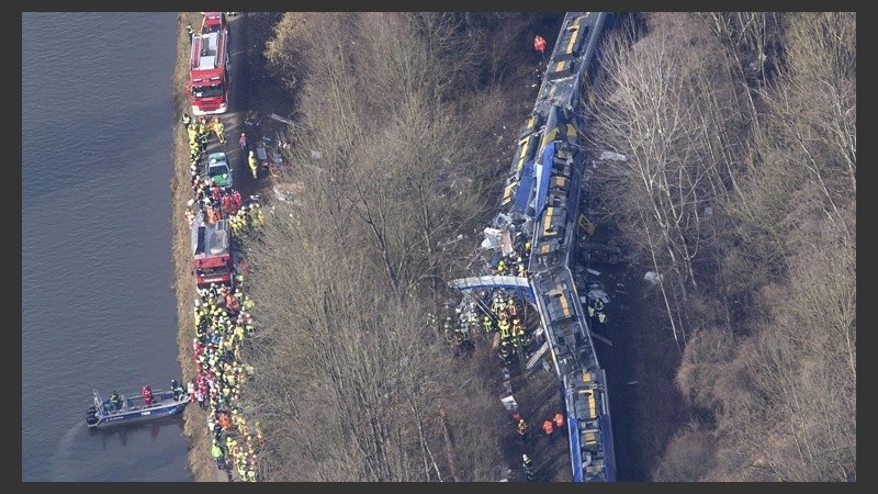 Tragedia en Alemania. Dos trenes chocaron de frente. Hay al menos 9 muertos. (EFE)