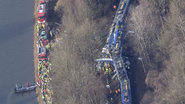 Tragedia en Alemania. Dos trenes chocaron de frente. Hay al menos 9 muertos. (EFE)