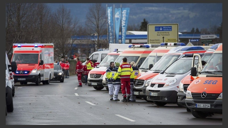 Bomberos y miembros de los servicios de emergencia trabajan en el lugar donde se ha producido el choque. (EFE)