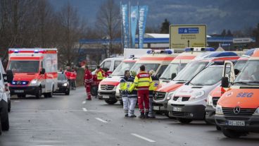 Bomberos y miembros de los servicios de emergencia trabajan en el lugar donde se ha producido el choque. (EFE)
