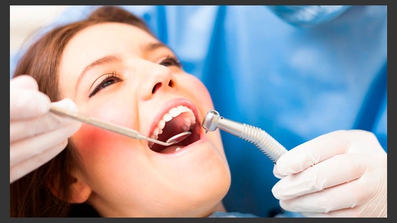 La boca puede ser un factor fortuito vinculado a las enfermedades dentales como la erosión del esmalte y la caries.
