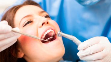 La boca puede ser un factor fortuito vinculado a las enfermedades dentales como la erosión del esmalte y la caries.