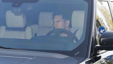 Messi llegó a la clínica manejando su vehículo.