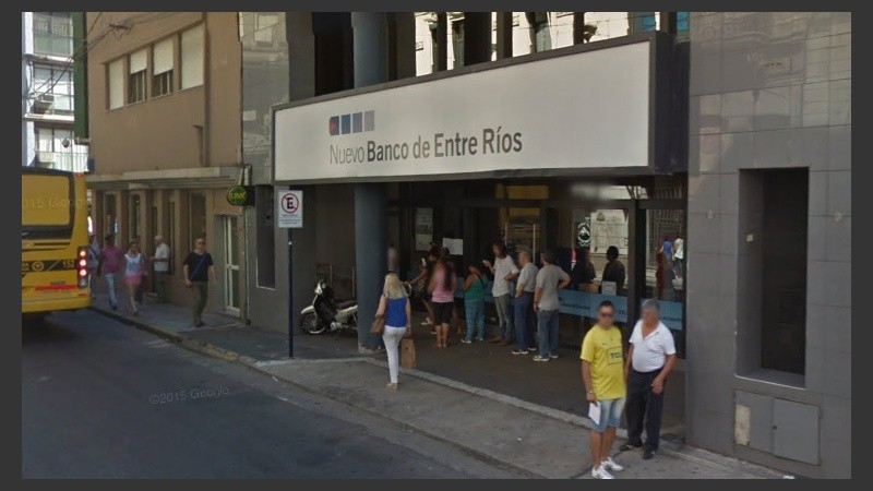 El frente de la entidad financiera, de Santa Fe casi Corrientes.