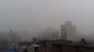 Una capa de niebla flota sobre Rosario.