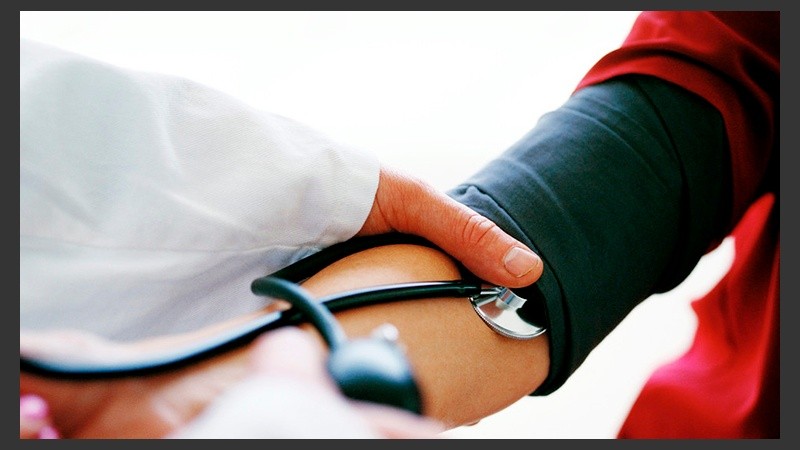 Una tensión arterial alta aumenta la probabilidad de sufrir enfermedades cardiovasculares y cerebrovasculares.