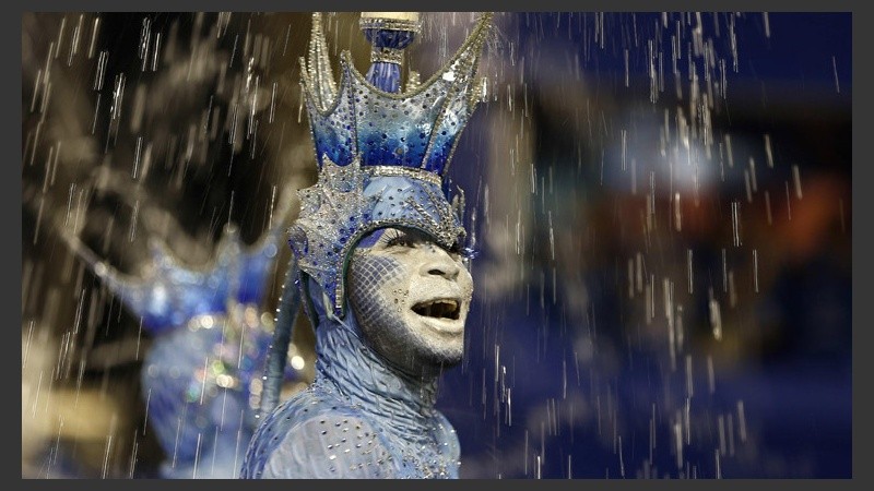 Mucho color y baile en el sambódromo de la ciudad carioca en una nueva edición del carnaval más famoso del mundo. (EFE)