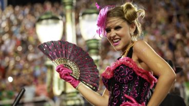 Mucho color y baile en el sambódromo de la ciudad carioca en una nueva edición del carnaval más famoso del mundo. (EFE)
