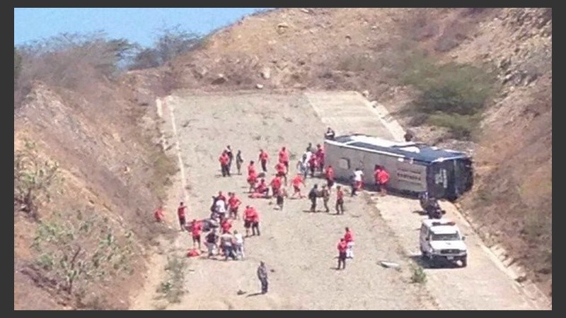 El micro volcó en una rampa de la autopista.