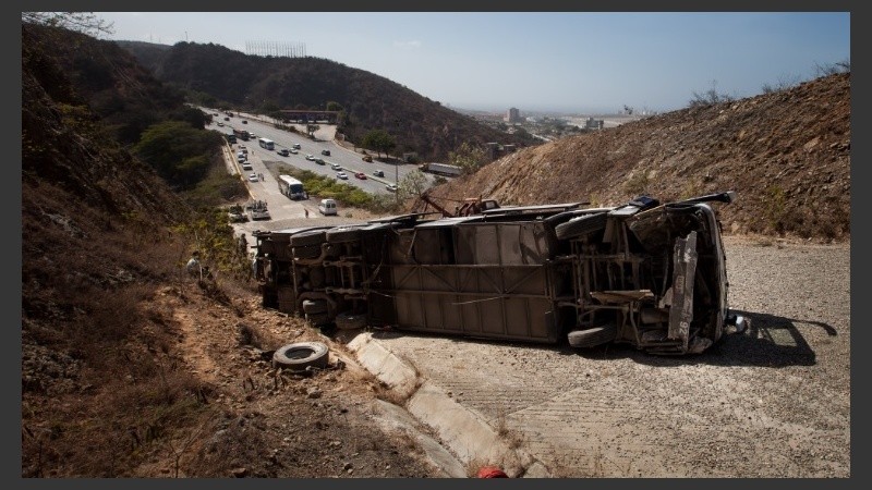 El micro volcó a poco de llegar al aeropuerto.