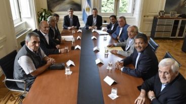 Martínez (al lado de Antonio Caló), pidió "barajar y dar de nuevo" en la CGT.