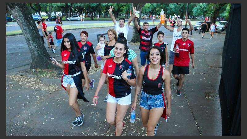 Desde temprano, los hinchas leprosos se acercaron al Coloso. (Alan Monzón/Rosario3.com)