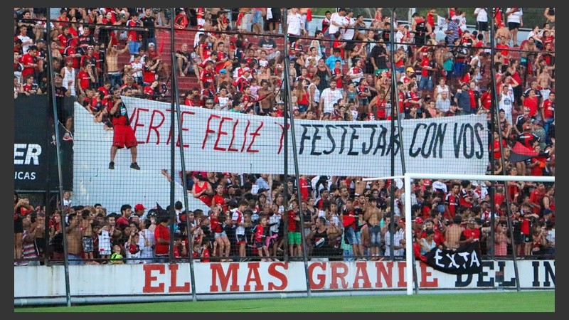Una bandera en apoyo al plantel. (Alan Monzón/Rosario3.com)