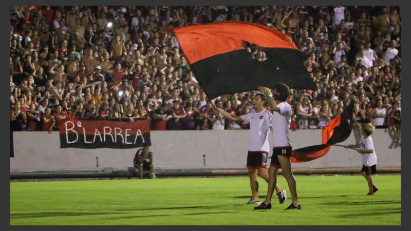 Maxi Rodríguez y el Gato Formica cantando en pleno banderazo. (Alan Monzón/Rosario3.com)