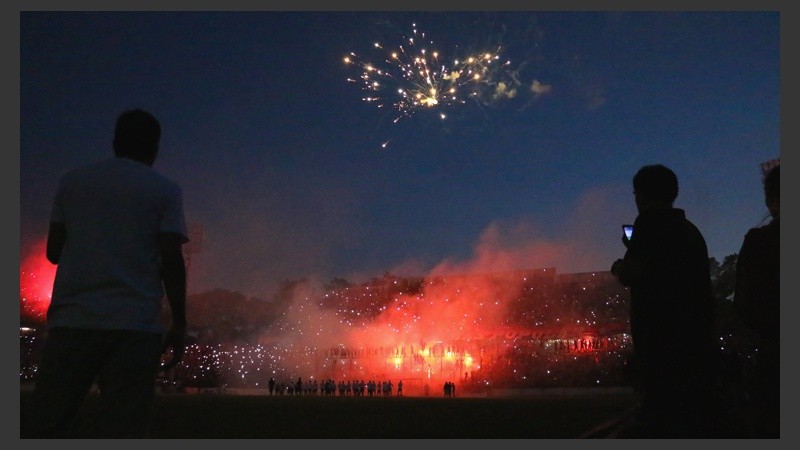 Juego de colores y luces en el Coloso. (Alan Monzón/Rosario3.com)