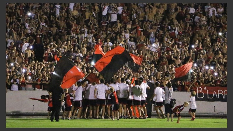 Los jugadores cantaron a la par de los hinchas. (Alan Monzón/Rosario3.com)