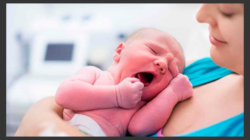 Aunque el virus ha sido detectado en la leche materna, no existe actualmente evidencia de que sea transmitido a los bebes por la lactancia.