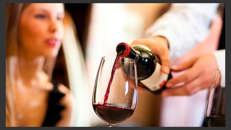 Algunas investigaciones sugieren que el alcohol es especialmente peligroso para el cerebro de la gente joven porque todavía está en desarrollo.