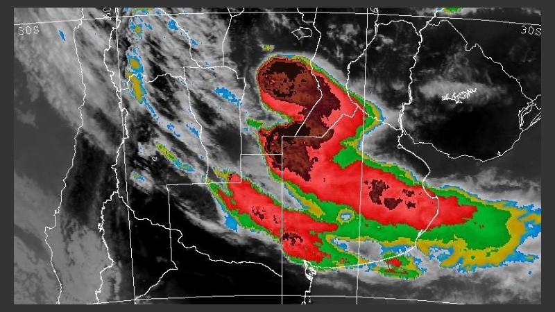 El fenómeno que avanza desde el sur provincial contará con tormentas eléctricas localmente fuertes.
