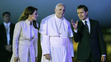 Llegó este viernes por la noche y fue recibido por el presidente de México Enrique Nieto y su mujer Angélica Rivera. (EFE)