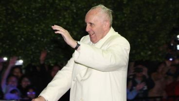 El Papa saludando a la gente que lo esperó en el aeropuerto. (EFE)