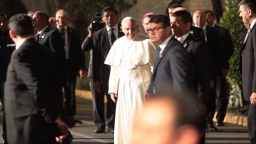 El papa Francisco saluda a los asistentes a su llegada a la Nunciatura Apostólica en Ciudad de México.