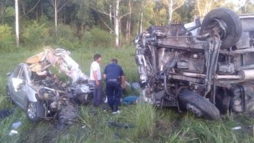 La familia viajaba en un Peugeot que terminó totalmente destrozado.