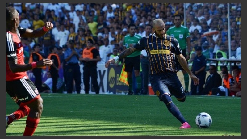 Pinola en un intento de centro. Advíncula lo sigue de cerca.