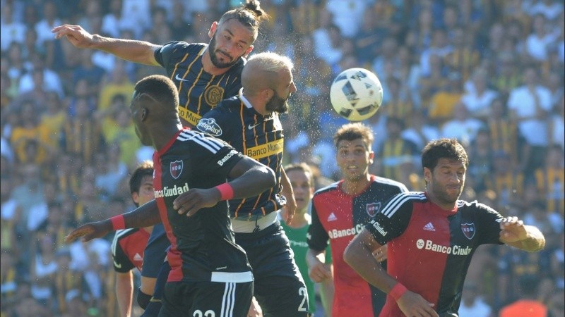 Larrondo, autor del gol, gana de arriba.