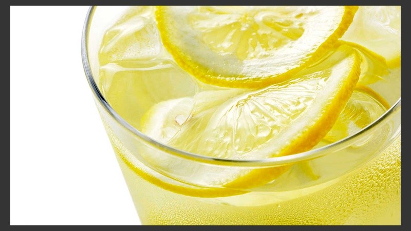 El ácido del limón podría ser especialmente útil para ayudar a los ácidos estomacales, que disminuyen con el envejecimiento.