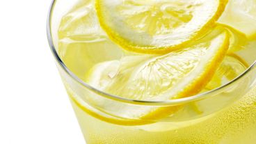 El ácido del limón podría ser especialmente útil para ayudar a los ácidos estomacales, que disminuyen con el envejecimiento.