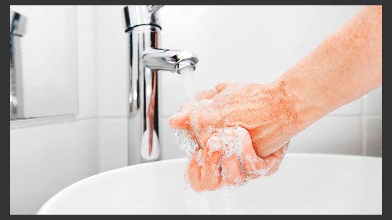 Algunas personas sólo se toman unos segundos para lavarse las manos, pero el lavado superficial puede dejar gérmenes en las manos.
