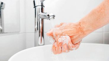 Algunas personas sólo se toman unos segundos para lavarse las manos, pero el lavado superficial puede dejar gérmenes en las manos.