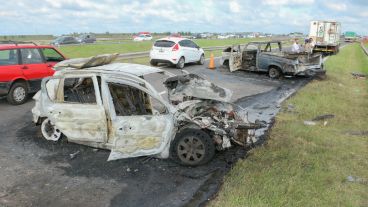 Así quedaron los vehículos tras el accidente en la autopista a Córdoba.