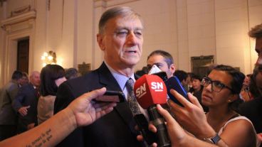 El ex gobernador sigue en terapia intensiva.