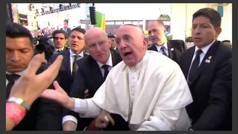 Francisco se molestó por la actitud de la persona que tiró de su brazo.