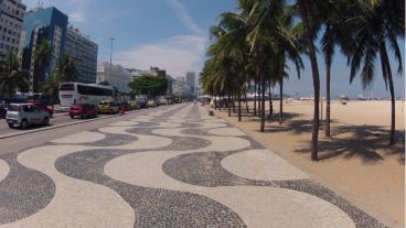 La víctima estaba con amigas en la popular playa de Copacabana cuando fue acuchillada.