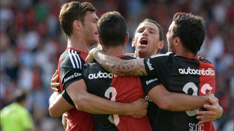 Maxi lidera el abrazo para festejar en el Coloso después de una semana difícil.