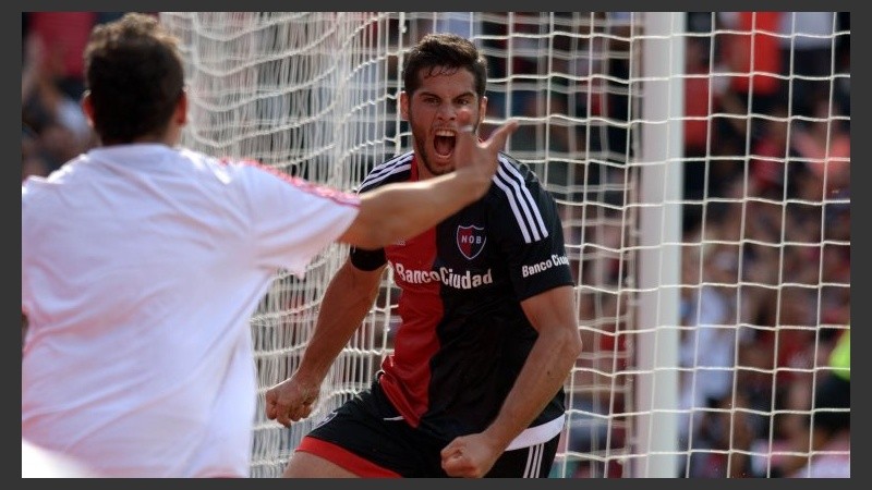 Insúa saltó más alto que todos para el 1-0.