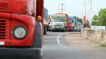 Los camioneros esperan sobre Circunvalación. (Alan Monzón/Rosario3.com)
