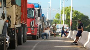 Larga fila de camiones se encuentran detenidos sobre la calzada desde el miércoles por la noche. (Alan Monzón/Rosario3.com)