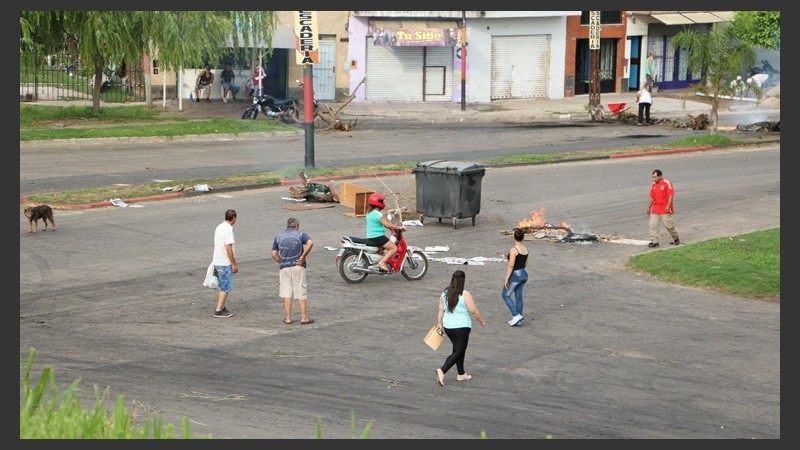 Vecinos de zona sur cortando avenida Del Rosario este jueves. Piden que vuelva la luz a la zona.