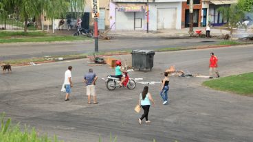 Vecinos de zona sur cortando avenida Del Rosario este jueves. Piden que vuelva la luz a la zona.