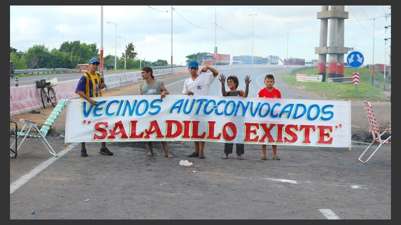 Corte de vecinos de zona sur para pedir por el retorno de la luz en el barrio.
