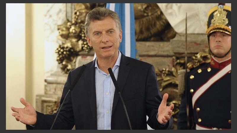 El jefe de Estado hizo el anuncio ante gremialistas y dirigentes políticos.
