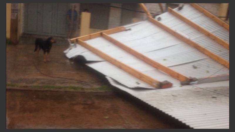 La chapa cayó sobre el cableado. 