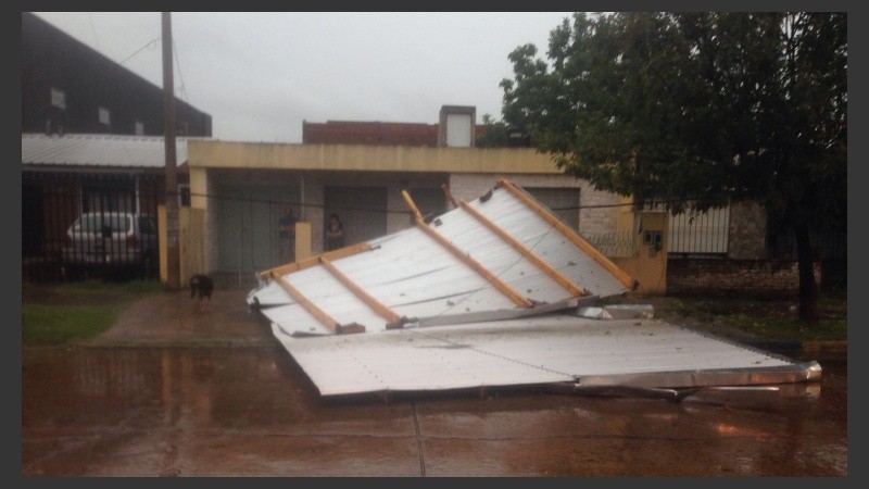Voló el techo de una casa y terminó entre los cables eléctricos | Rosario3