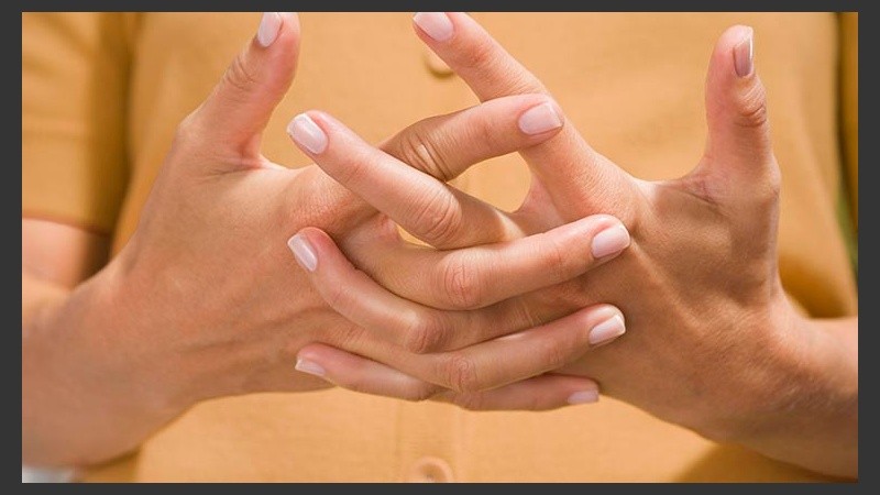 Crujir los dedos estira la articulación y se estimulan las terminaciones nerviosas de la zona, por lo que puede generar una sensación placentera.